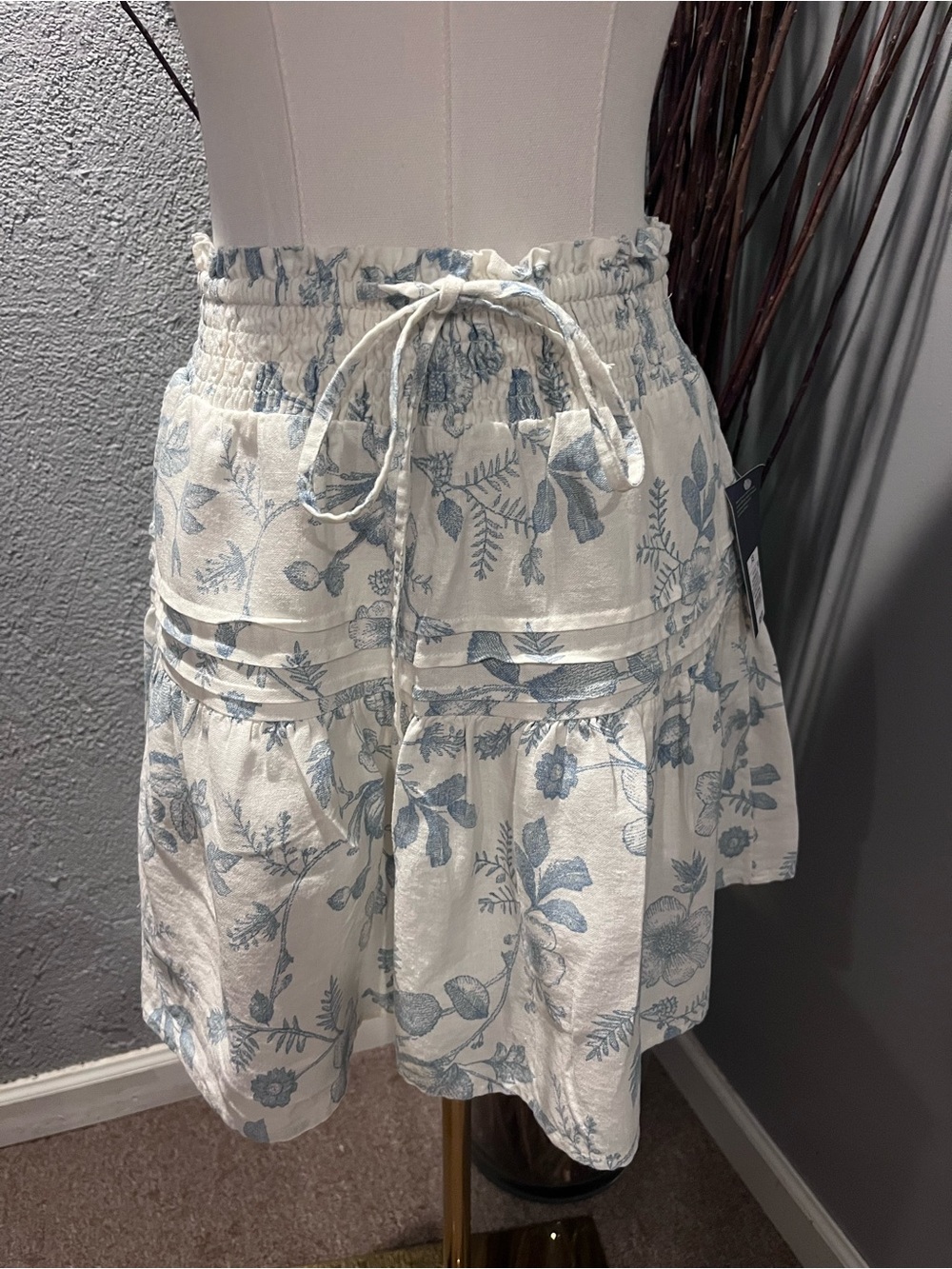 🌸NWT UNIVERSAL THREAD BLUE AND WHITE FLORAL LINEN MINI SKIRT🌸